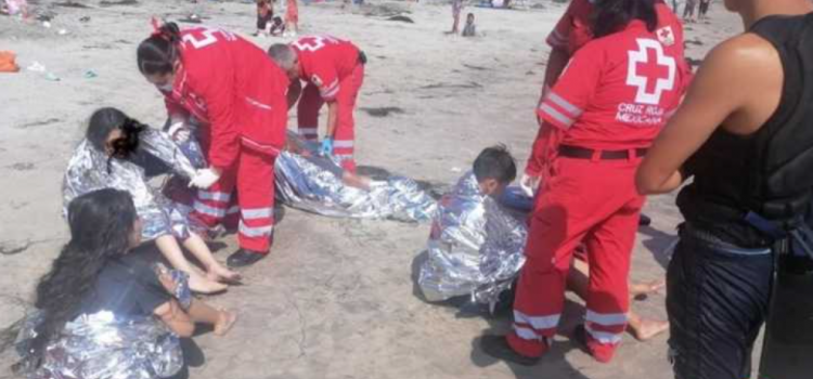 Tres niños y un adulto fueron rescatados de ahogarse en Rosarito