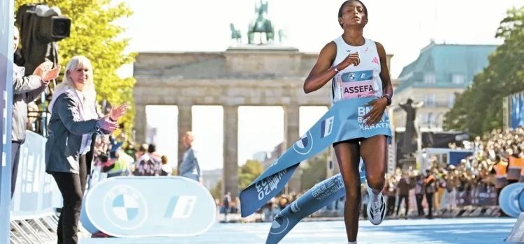 Tigist Assefa rompe récord mundial en maratón de Berlín