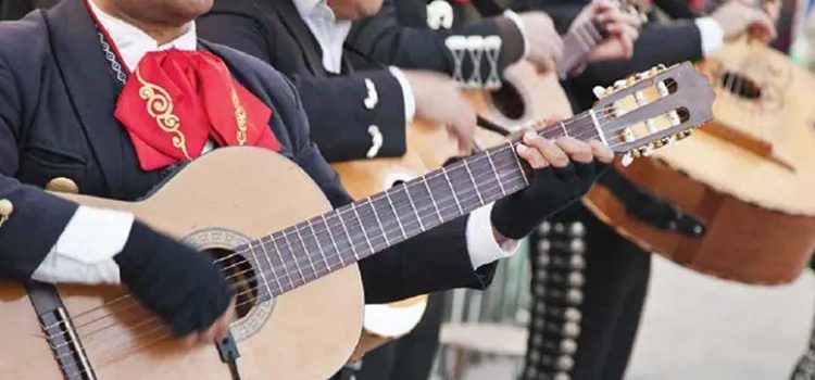 Le llevó serenata a su amante