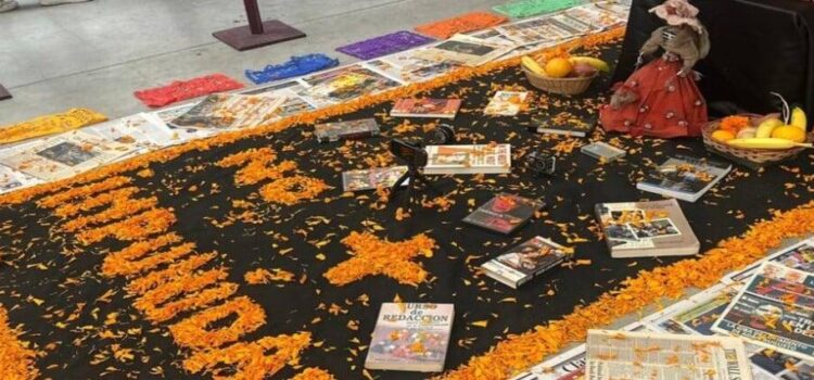 Periodistas de Tijuana dedican a altar de muertos a comunicadores asesinados del país