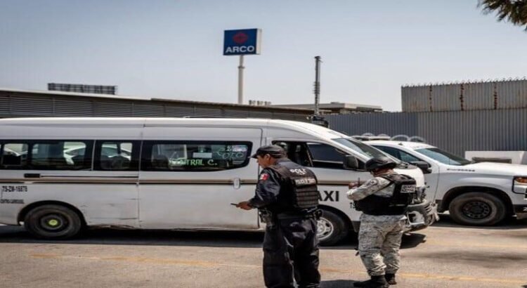 Accidente entre un taxi de ruta y patrulla de la Guardia Nacional