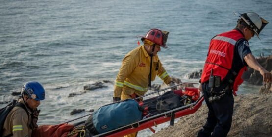 Rescatan a dos personas atrapadas en un acantilado en Playas de Tijuana