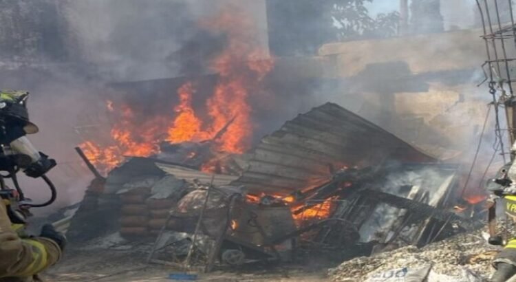 Incendio en Terrazas del Valle abrasa cuatro casas