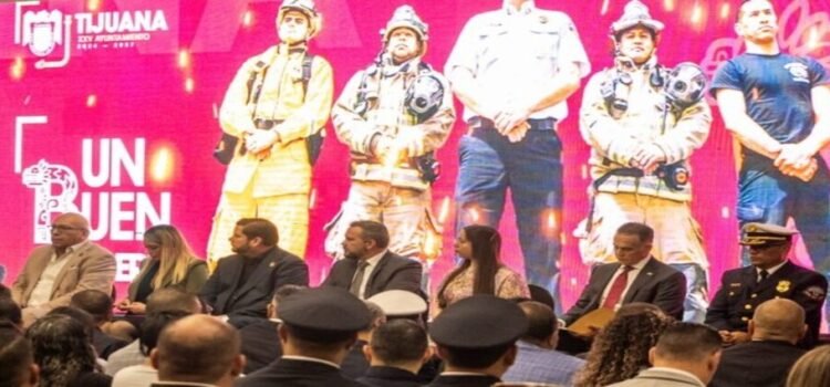 Entregan uniformes en celebración del Día del Bombero en Tijuana