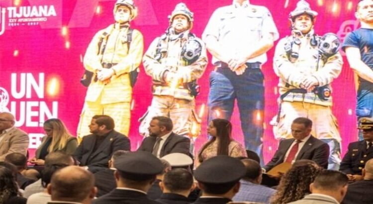 Entregan uniformes en celebración del Día del Bombero en Tijuana
