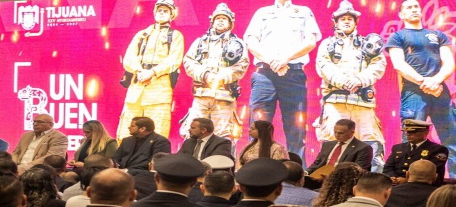 Entregan uniformes en celebración del Día del Bombero en Tijuana