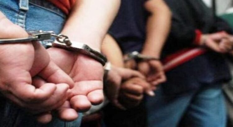 Detienen a adolescentes por asalto a un banco