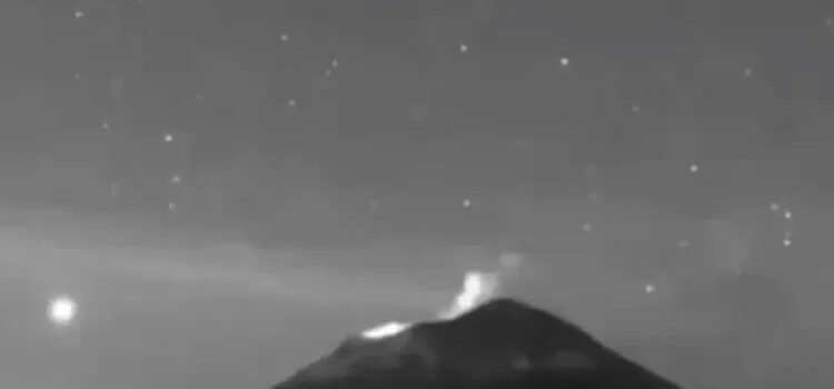 Captan decenas de objetos luminosos sobre el Popocatépetl Captan decenas de objetos luminosos sobre el Popocatépetl