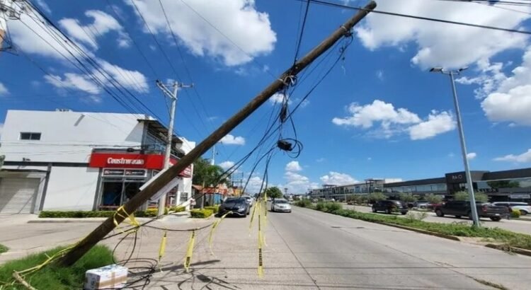 Tractocamión derriba un poste