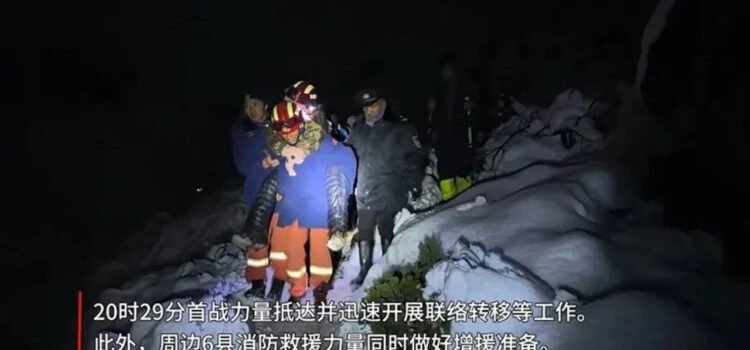 Rescatan a casi 900 personas atrapadas por una tormenta de nieve en el Everest Rescatan a casi 900 personas atrapadas por una tormenta de nieve en el Everest