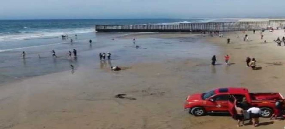 Rescatan a dos personas en Playas de Tijuana; no presentaron lesiones