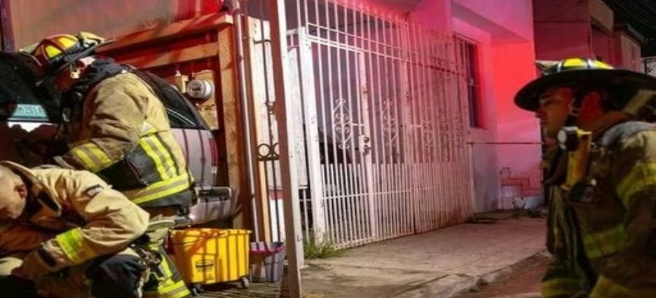 Rescatan a hombre y a su perro durante incendio en vivienda de Playas de Tijuana
