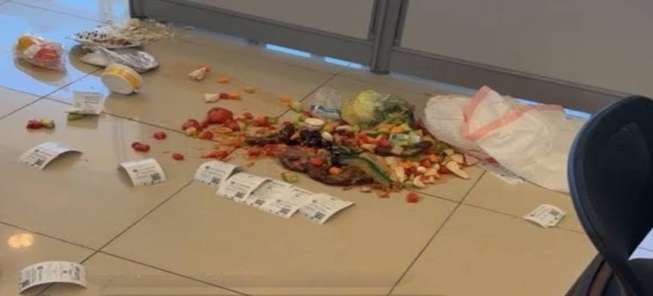 Vecinos de Playas de Tijuana arrojan comida echada a perder en oficinas de la CFE tras días sin luz
