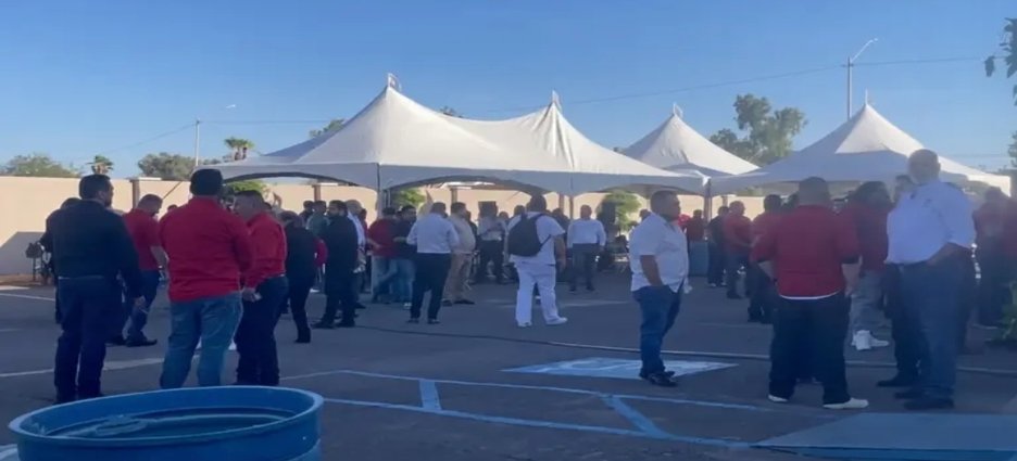 Líder sindical del IMSS organiza fiesta mientras trabajadores protestan en Mexicali